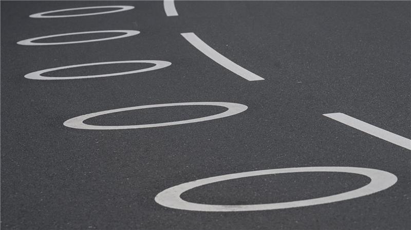 Die Kreis-Markierungen werden auch als Eifel-Ellipsen bezeichnet. 