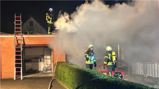 Die Kreisfeuerwehr bei den Löscharbeiten auf der brennenden Garage.