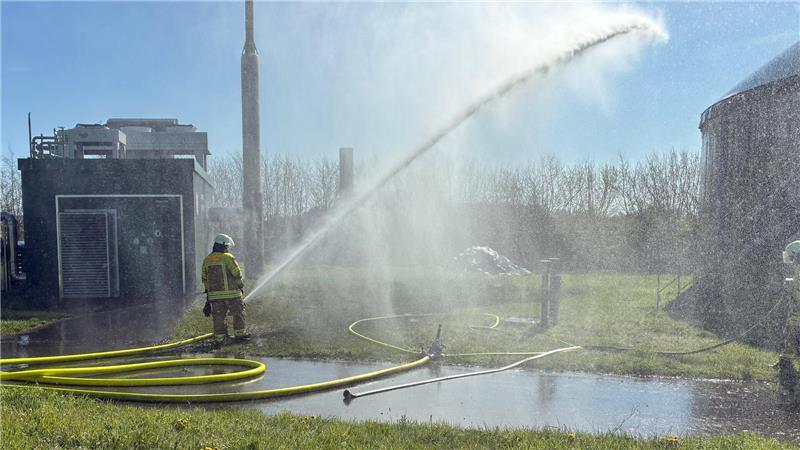 Die Kreisfeuerwehrbereitschaft Nord bekämpft das Feuer auf der Biogasanlage in Horneburg.