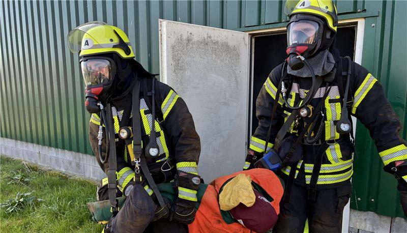 Die Kreisfeuerwehrbereitschaft Nord rettet Verletzte in Horneburg aus der Trocknungshalle der Biogasanlage. Diese wurden dort vermisst.