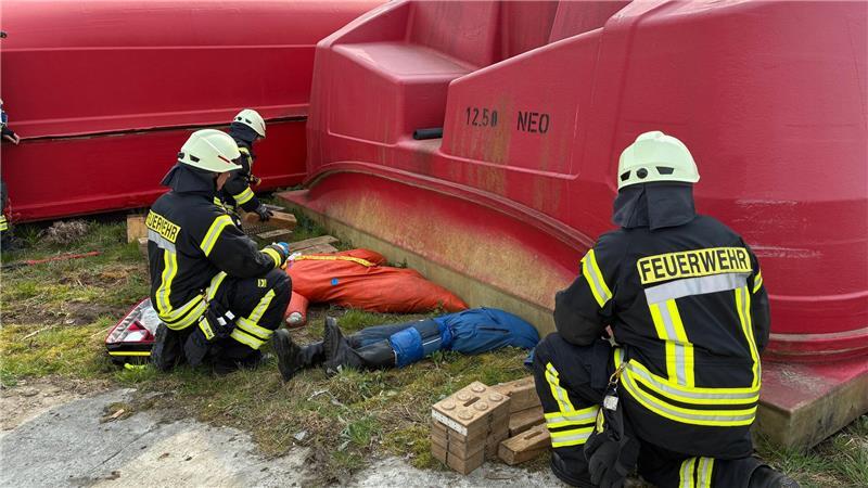 Die Kreisfeuerwehrbereitschaft Süd bereitet die Rettung von zwei Verletzten vor, die unter einer Form für Rettungsboote auf der Bootswerft Hatecke eingeklemmt sind.