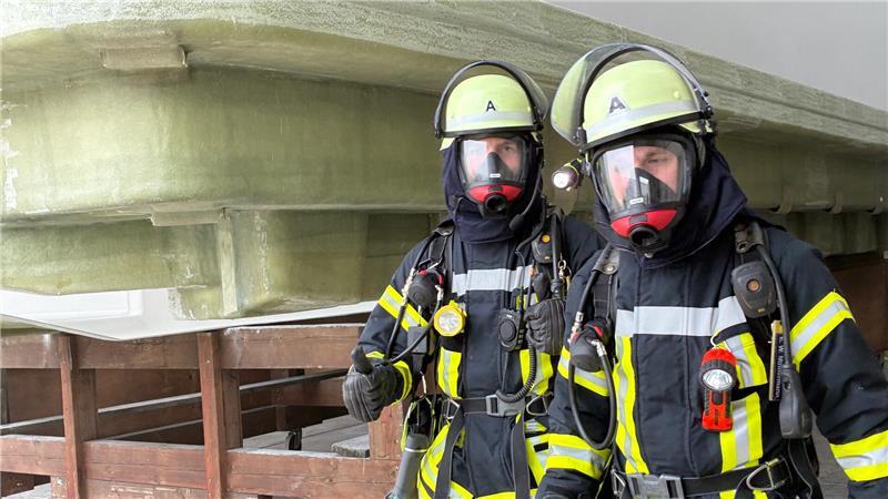 Die Kreisfeuerwehrbereitschaft Süd übt auf der Suche nach Vermissten in einer Halle der Bootswerft Hatecke.