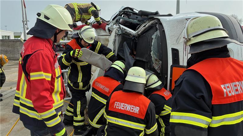 Die Kreisfeuerwehrbereitschaft Süd übt in Drochtersen auf der Bootswerft Hatecke die Personenrettung nach einem Unfall.