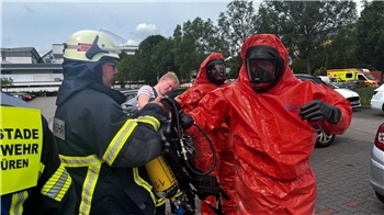 Die Kreisfeuerwehreinheit Messen und Spüren bereitet sich in Stade auf ihren Einsatz vor.