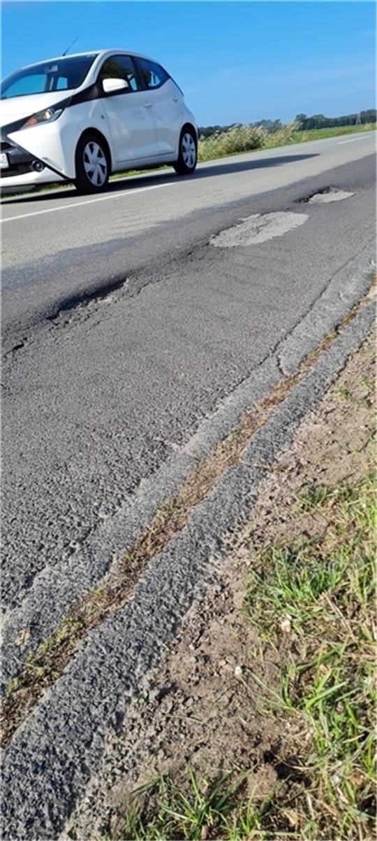 Die Kreisstraße 27 im Bereich Stadermoor weist deutliche Schäden auf und wird saniert. Foto: Landkreis Stade