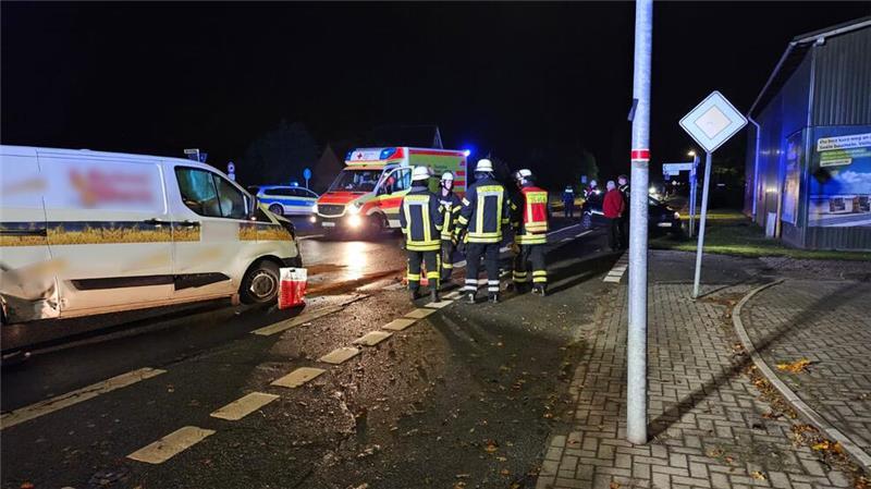 Unfall in Mittelsdorf: Junger Autofahrer missachtet Vorfahrt Die Kreisstraße 3 musste für die Bergungsarbeiten und Unfallaufnahme teilweise komplett gesperrt werden.