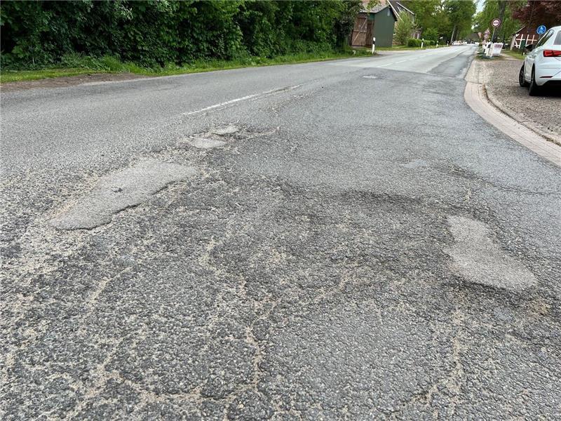 Die Kreisstraße 57 zwischen Heinbockel und Düdenbüttel ist in keinem guten Zustand - und wird jetzt saniert.