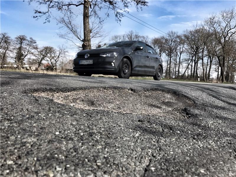 Die Kreisstraße K 40 zwischen Buxtehude und Rübke steht symbolisch für viele schlechte Straßen in der Region. Foto: Wisser