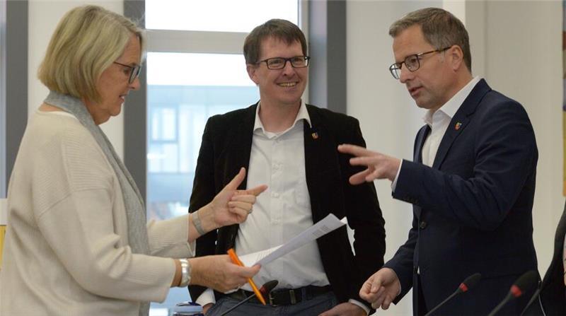 „Politischer Skandal“: Starkes Signal für die Elbe Kliniken Die Kreistagsvorsitzende Arnhild Biesenbach (CDU), der SPD-Fraktionsvorsitzende Björn Protze und Landrat Kai Seefried (CDU, rechts) besprechen die letzten Einzelheiten des Abstimmungsverfahrens.