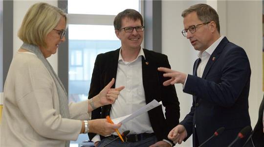 Die Kreistagsvorsitzende Arnhild Biesenbach (CDU), der SPD-Fraktionsvorsitzende Björn Protze und Landrat Kai Seefried (CDU, rechts) besprechen die letzten Einzelheiten des Abstimmungsverfahrens.