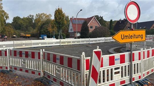 Die Kreuzung Gierenberg, Wiesenweg, Ostlandstraße und Quellenweg wird bald gepflastert.