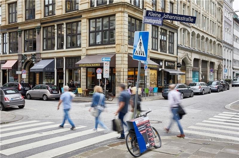 Die Kreuzung Kleine Johannisstraße/Schauenburgerstraße würde nach dem Innenstadt-Konzept der Grünen zur Fußgängerzone werden. Das Konzept sieht weitere Fußgängerzonen und weitestgehend autofreie Bereiche in der City vor. Foto: Georg Wendt/d