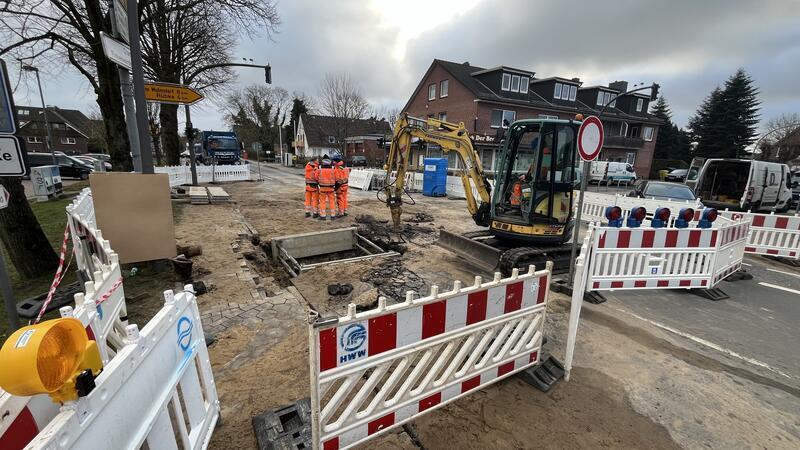 Die Kreuzung Nincoper Straße / Nincoper Deich ist gesperrt. Nach einem Wasserrohrbruch ist die Straße unterhölt.