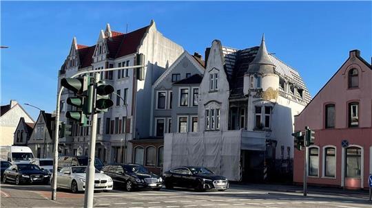 Die Kreuzung Stresemannstraße/Hinrich-Schmalfeldt-Straße in Lehe mit der alten Häuserzeile. Gut zu erkennen sind noch die Jugendstilelemente der Gerdts-Villa, Stresemannstraße 166. Sie wird gerade gerettet, bekommt aber ein neues Aussehen.