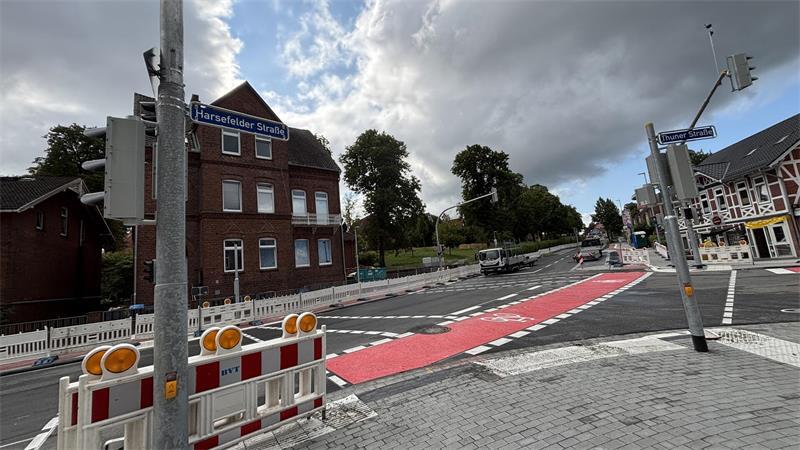 Die Kreuzung an der Harsefelder Straße/Ecke Thuner Straße ist wieder für den Verkehr freigegeben. Allerdings ist nun die Thuner Straße bis zum 12. August ab Hausnummer 76 als Einbahnstraße in Richtung B73 eingerichtet.
