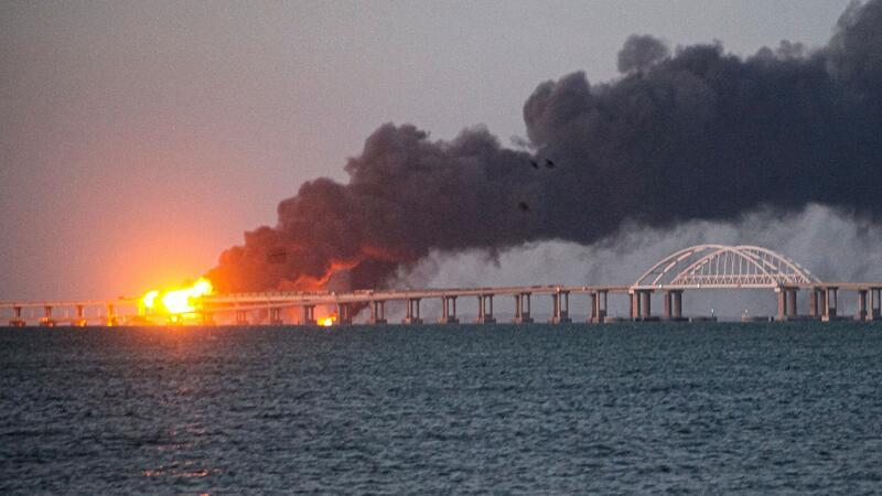Die Krim-Brücke wurde immer wieder Ziel von Angriffen, wie hier im Oktober 2022.