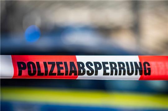 Die Kriminalpolizei ermittelt zur Brandursache sowie zur Identität des oder der Toten. Foto: dpa-Bildfunk