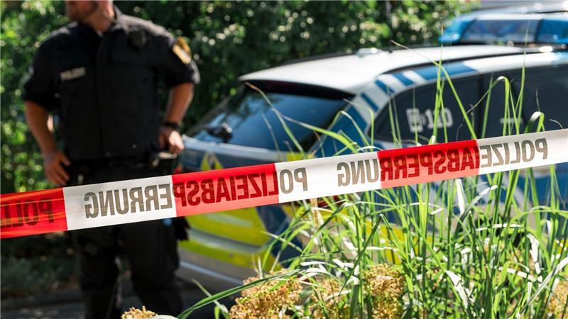 Mann sticht Kollegen am Arbeitsplatz nieder - eine Tote Die Kriminalpolizei sicherte am Tatort Spuren.