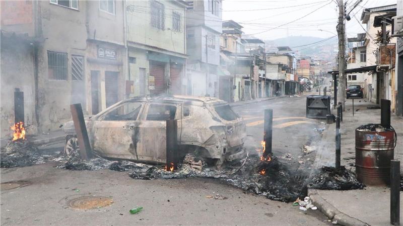 64 Tote bei Polizeieinsatz gegen Drogenbande in Rio Die Kriminellen steckten Barrikaden in Brand.