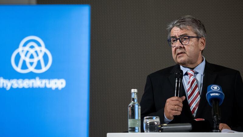 Die Krise beim Stahlhersteller Thyssenkrupp Steel hat jetzt auch personelle Konsequenzen: Drei Vorstände und vier Aufsichtsräte werfen hin. 