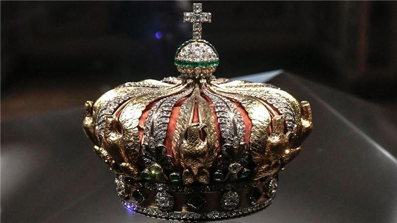 Louvre-Einbruch: Frankreich jagt die Juwelenräuber Die Krone der Kaiserin Eugénie wurde später nahe dem Louvre beschädigt gefunden. (Archivbild)