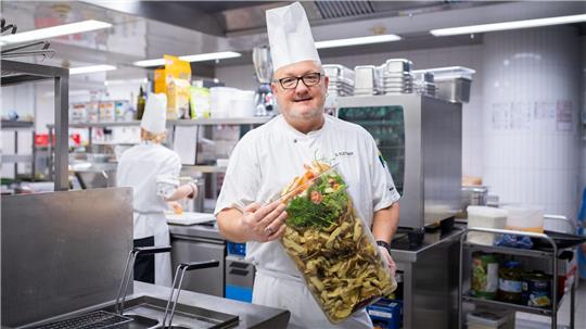 Die Küche des Atlantic Hotels Sail City in Bremerhaven reduziert ihre Lebensmittelabfälle. Deshalb gibt es immer weniger Reste. Küchenchef Dominik Flettner zeigt den Produktionsabfall aus Gemüseschalen, die über einen ganzen Tag angefallen sind. Foto: Arnd Hartmann