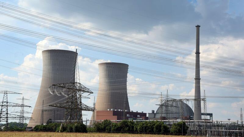 Symbole einer Hochrisikotechnologie nur noch ein Schuttberg Die Kühltürme des stillgelegten Kernkraftwerks sind gesprengt worden.