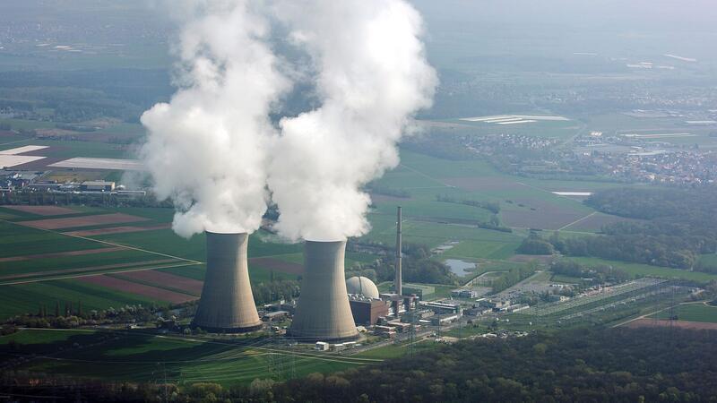 Symbole einer Hochrisikotechnologie nur noch ein Schuttberg Die Kühltürme des stillgelegten Kernkraftwerks sind gesprengt worden.