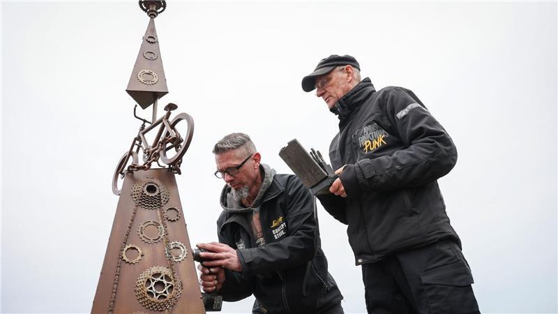 Die Künstler Andi Feldmann (rechts) und Marco Strahl haben das Kunstwerk gebaut.