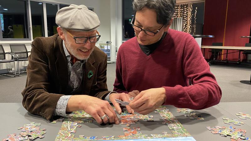 Diese beiden Künstler lassen es in Buxtehude wimmeln Die Künstler Ulrich Schaper und Reiner Sprenger puzzeln ihr Wimmelwerk von Buxtehude zusammen.