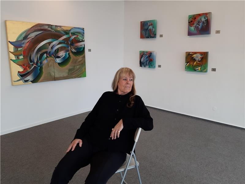 Die Künstlerin Heidi Meyer in ihrer neu eröffneten Galerie. Hier wird sie nur ihre eigenen Arbeiten ausstellen. Foto: Frank