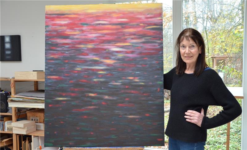 Die Künstlerin Monika Linnert in ihrem Atelier in Deinste mit dem fertigen Werk „Sinkend Rot“. Die Malerin hat sich in den 80ern der gegenstandslosen Kunst verschrieben. Fotos Husung