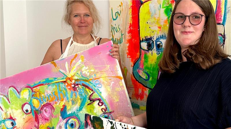 Die Künstlerinnen Claudia Letulé (links) und Isabell Granzow bereiten die Ausstellung vor.