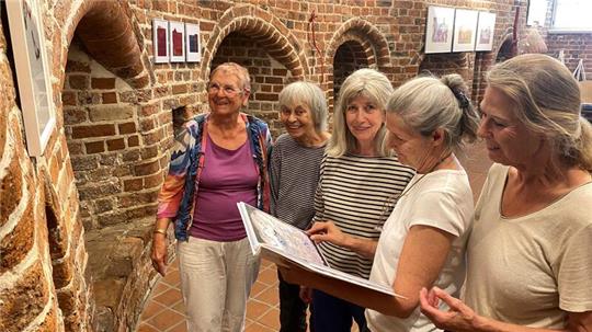 Die Künstlerinnen Marlene Apmann, Birgit Jaenicke, Imke Korth-Sander und Barbara Uebel stehen mit Kulturpädagogin Jutta de Vries (von rechts) gemeinsam vor einem der Werke 