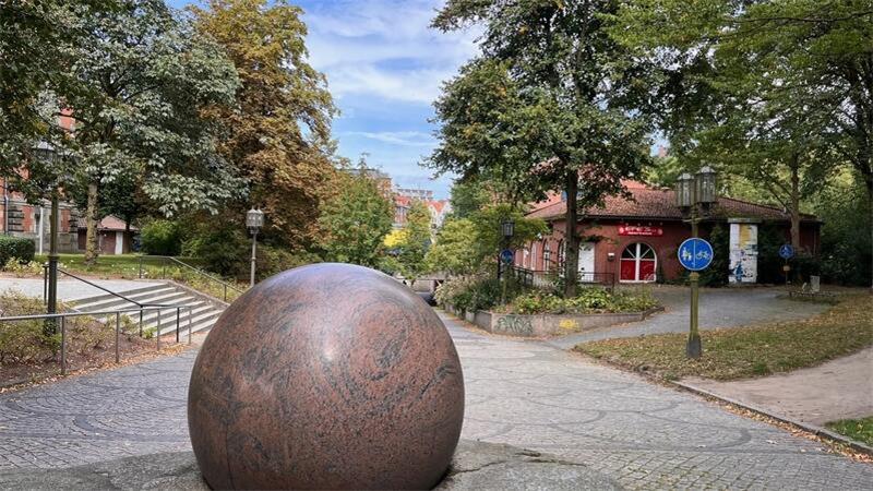 Die Kugel steht schon lange still: Auch der Brunnen beim alten Regierungsgebäude an der Harburger Straße ist defekt.