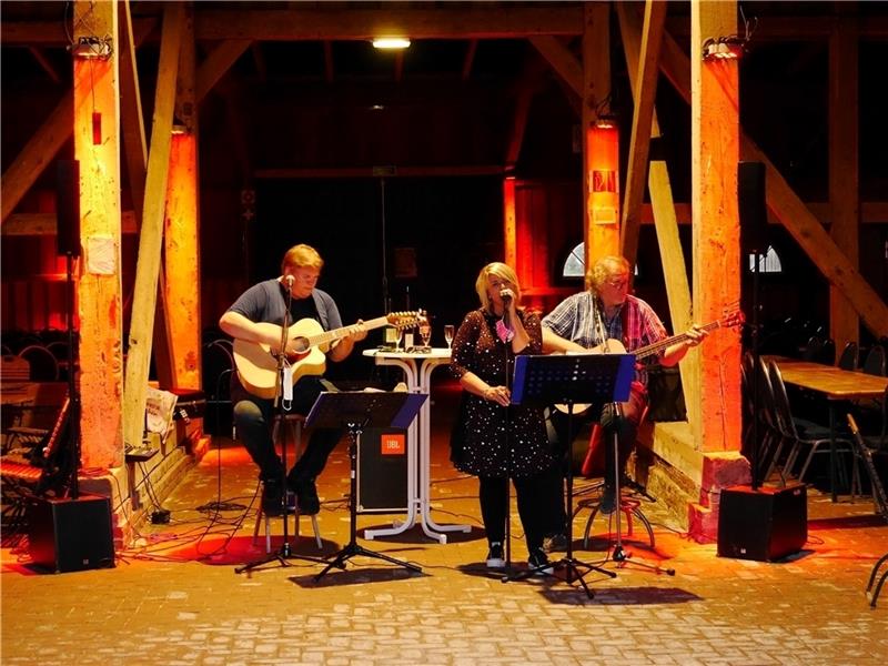 Die Kulturscheune vor Corona: Ein Auftritt von „Acoustics Remember“ mit Matthias Rambow, Silke von Borstel und Guido Goedecke. Foto: Archiv