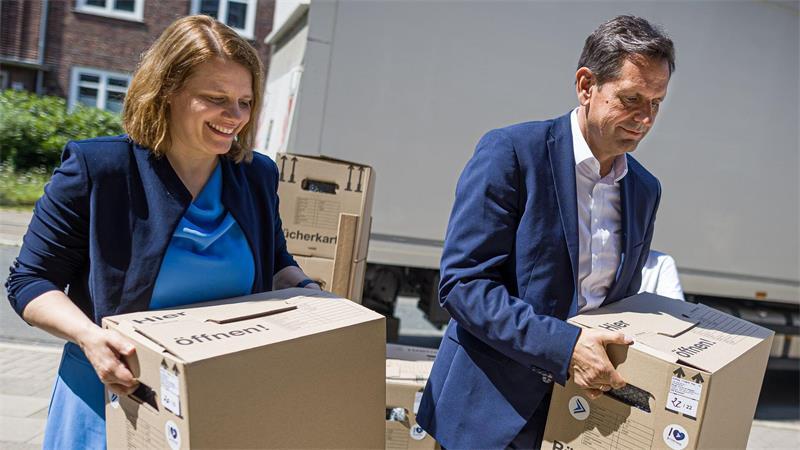 „Es geht los“ – Tablets sollen Lernen attraktiver machen Die Kultusministerin und der Ministerpräsident packten bei der Verteilung der Tablets an der IGS Südstadt selbst mit an.
