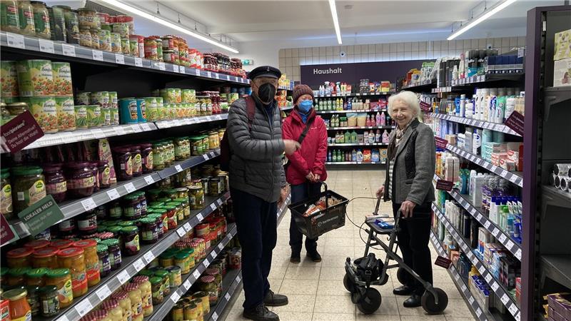 Die Kunden sind voll des Lobes für den Tante-Enso-Markt in Sellstedt (von links); Wilfried Knuschke, Yi Hong Wang und Gertrud Hamel. Foto: Hansen