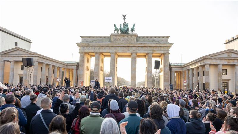 Die Kundgebung am Brandenburger Tor fand nach Angaben der Veranstalter wegen der aktuellen Diskussion in Solidarität mit der Moderatorin und Schauspielerin Collien Fernandes statt.