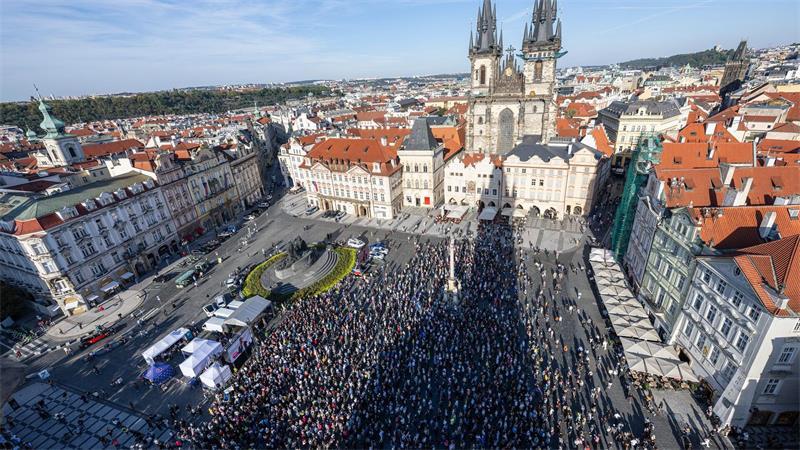 Die Kundgebung fand knapp zwei Wochen vor Teilsenats- und Kommunalwahlen statt.
