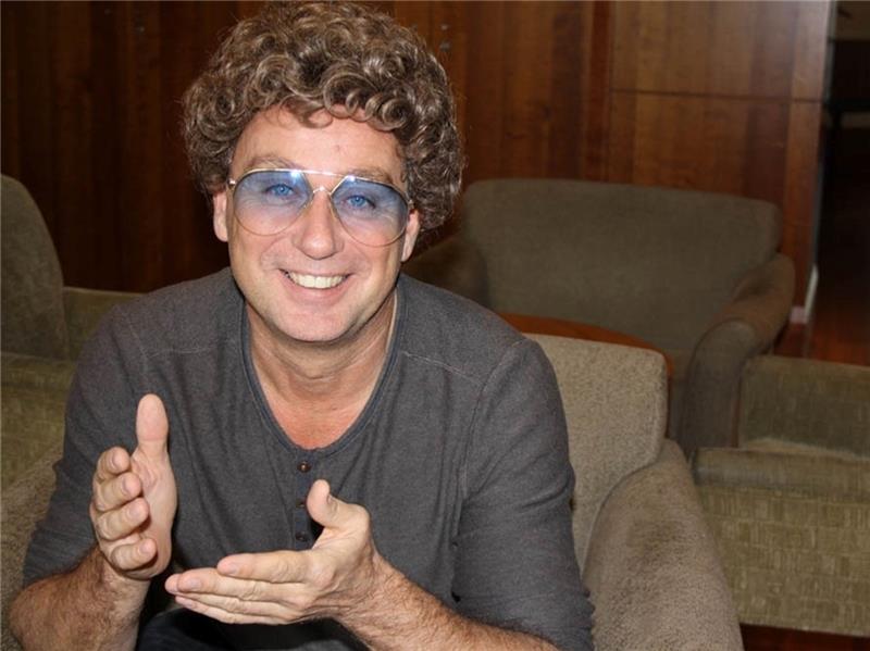 Die Kunstfigur Atze Schröder gibt es mittlerweile seit 1996: „Einen Typen wie Atze – einen, der angibt, der überzieht, der Macho-Sprüche bringt, einen, der zu laut, aber trotzdem liebenswert ist – den wollte ich auf die Bühne bringen.“ Foto