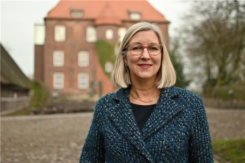 Die Schloss-Herrin dankt ab Die Kunsthistorikerin Bettina Roggmann hat das Schloss Agathenburg ab 1990 als Kulturstätte aufgebaut, nun geht sie in den Vorruhestand. Foto: Husung