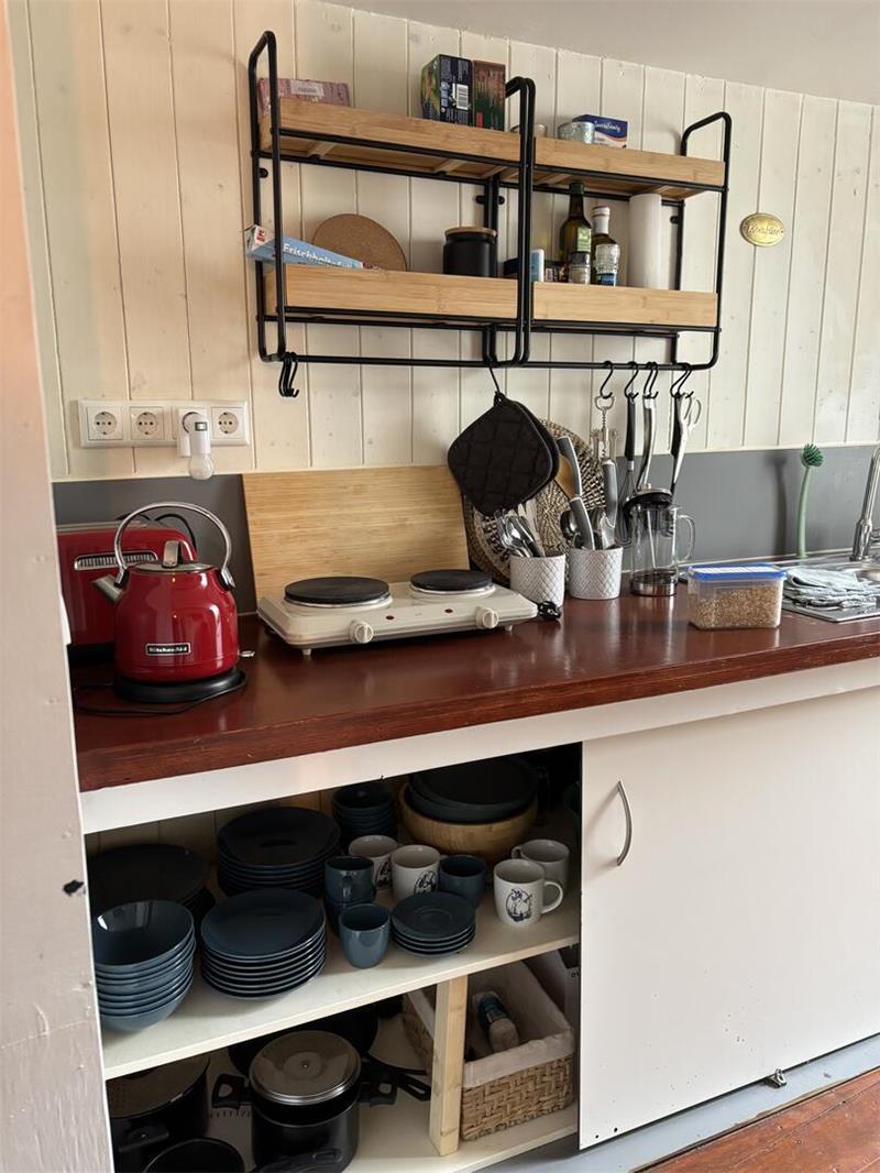 Die Kunstkudder-Kombüse ist gut ausgestattet. Bloß einen Backofen und eine Mikrowelle gibt es hier nicht.