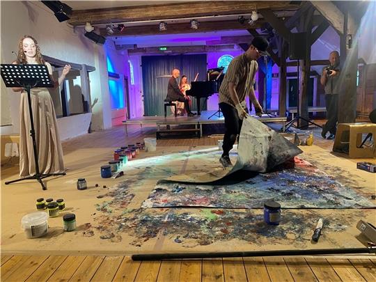 Die Kunstperformance von Janus Hochgesand ist inspiriert von Musikklängen und theatralem Text. Foto: Weselmann