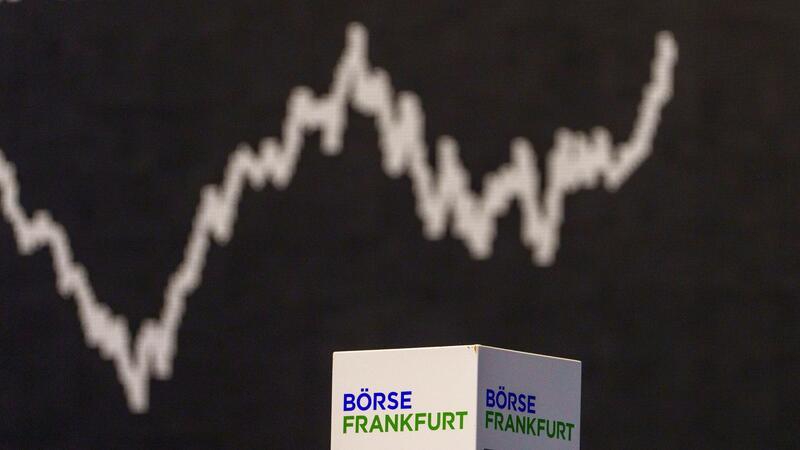 Höher, weiter, Dax - Geht die Rekordjagd weiter? Die Kurve des Deutschen Aktienindex zeigt nach oben.
