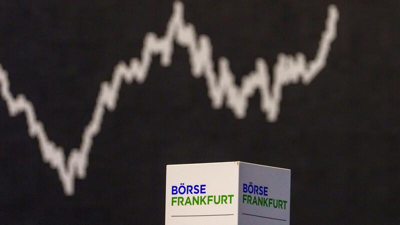 Die Kurve des deutschen Aktienindex (DAX) zeigt nach oben. Die Deutsche Börse hat im ersten Quartal 2024 deutlich mehr verdient als erwartet.