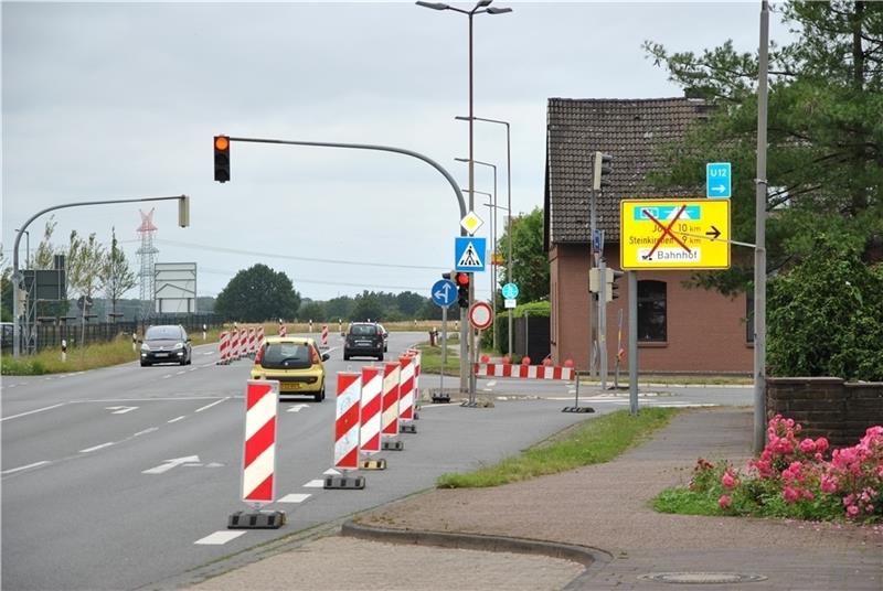 Die L 125 in Dollern – von der B 73 rechts in Richtung Bahnhof, zur Autobahn und ins Altes Land – ist für den Verkehr gesperrt. Foto: Lohmann