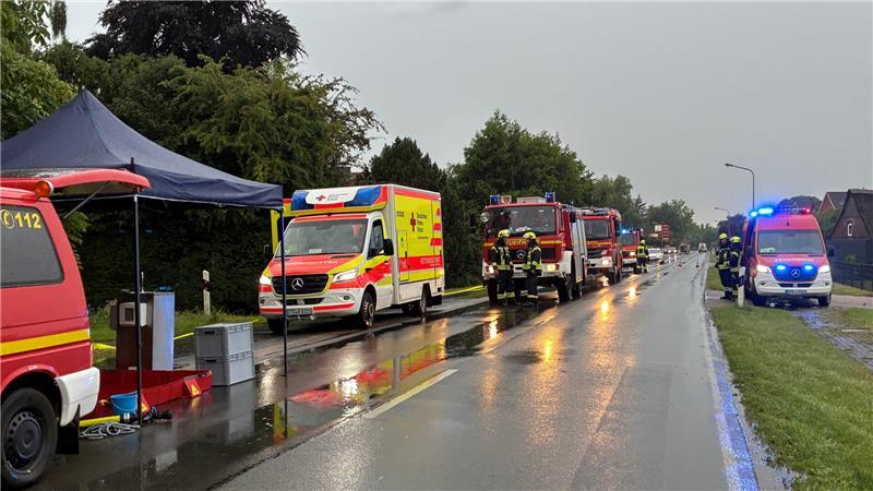 Blitzeinschlag: Feuerwehr rettet eines der ältesten Häuser im Kreis Stade Die L111 in Assel musste - auf der Höhe der Wether Straße 5 - voll gesperrt werden.