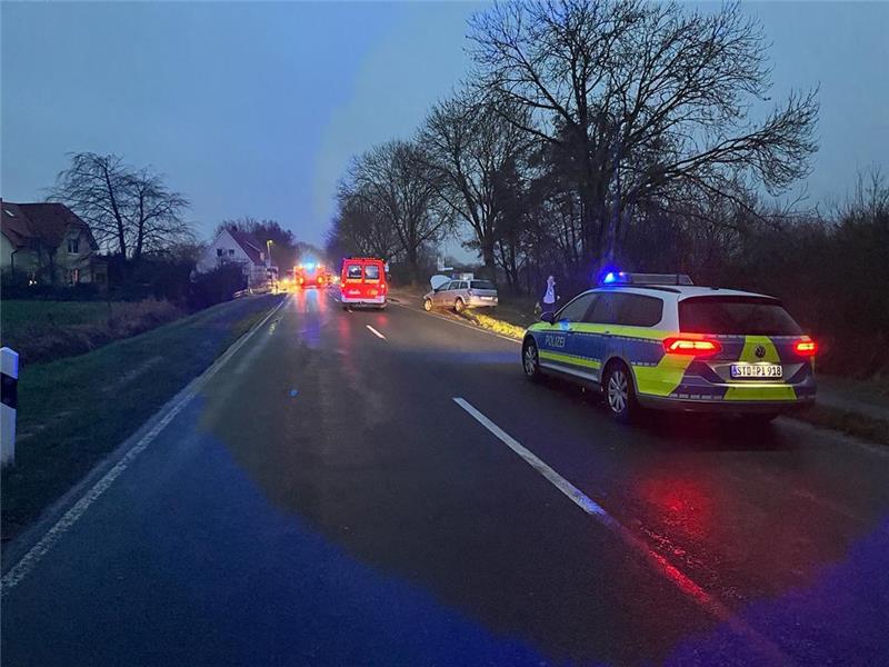 Sechs Autos gerammt und gegen Baum geprallt – Fahrerin schwer verletzt Die L111 musste für die Unfallaufnahme zeitweise gesperrt werden. Foto: Polizei