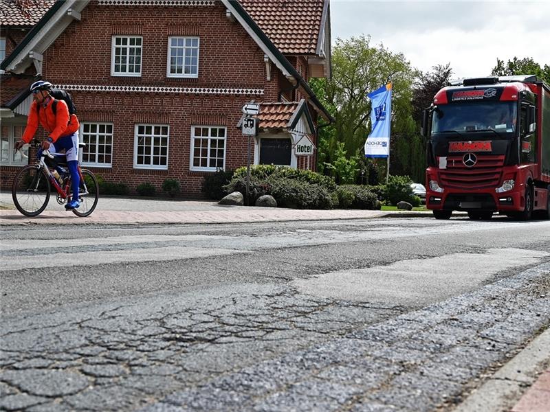 Die L124 ist viel befahren - auch durch Schwerlastverkehr von und zur Autobahn. Zumindest das kleine Stück in Ahlerstedts Ortsmitte soll Ende Mai in Ordnung gebracht werden. Foto: Ahrens